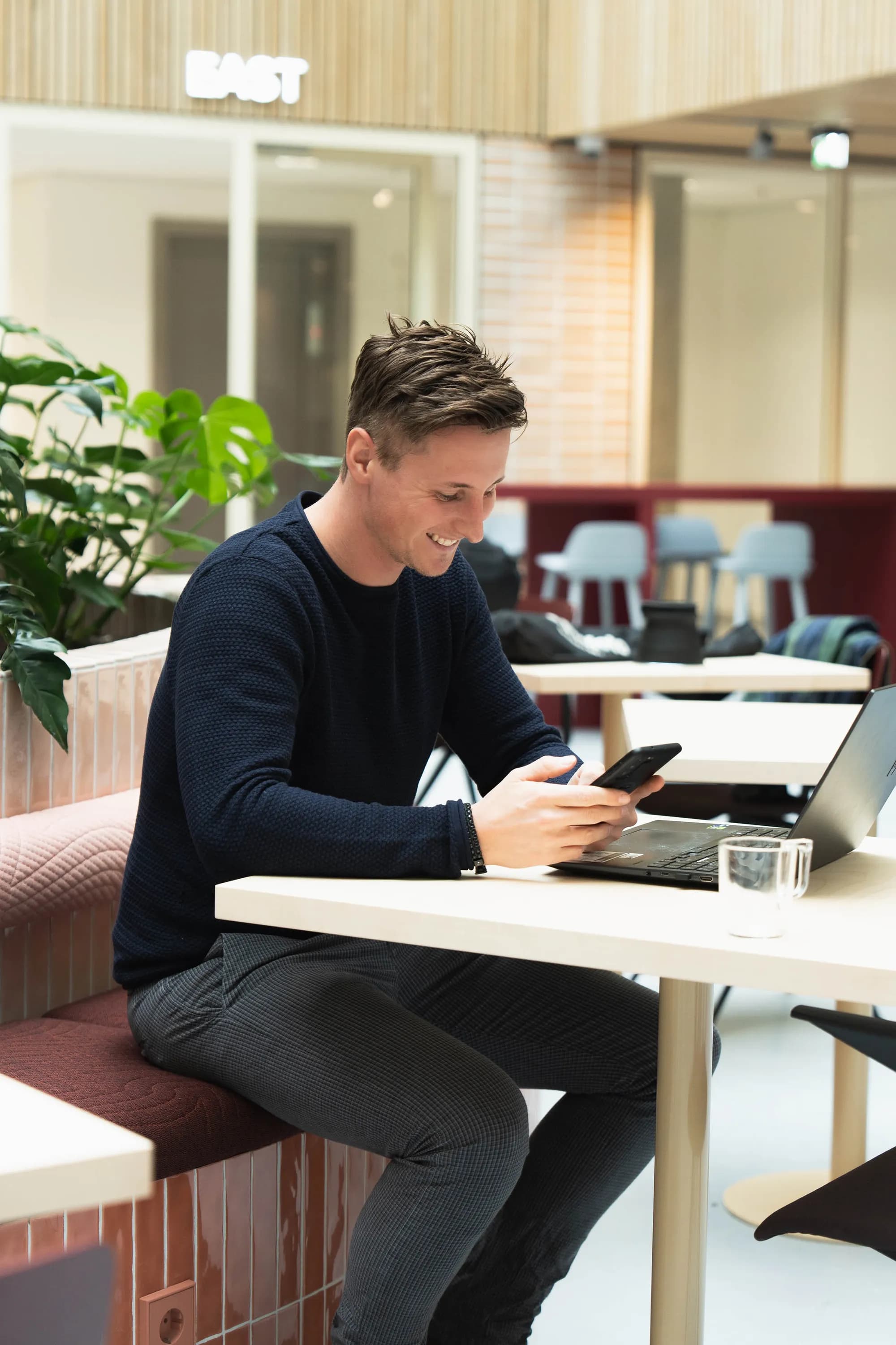 5tracks coworking persoon in atrium